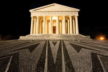 Canova Tapınağı gece görünümü. Roma sütunları