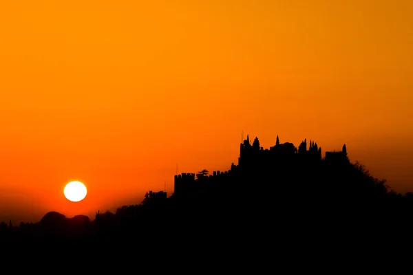 Castle silhouette vid solnedgången — Stockfoto