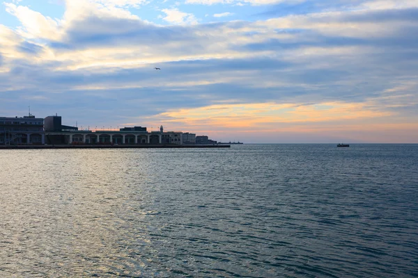 Puesta de sol en el puerto de Trieste, Italia — Foto de Stock