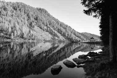 Su, dağ gölü sonbahar panorama üzerine düşünceler