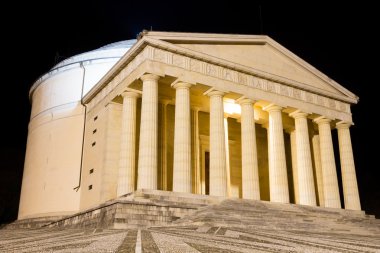 Canova Tapınağı gece görünümü. Roma sütunları