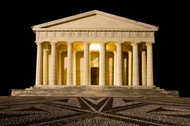 Canova Tapınağı gece görünümü. Roma sütunları