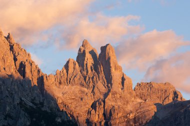 Alacakaranlıkta yüksek dağ