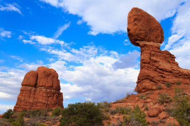 Dengeli rock, Arches National Park, Utah. Kırmızı kayalar