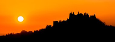 Gün batımında, kale siluet