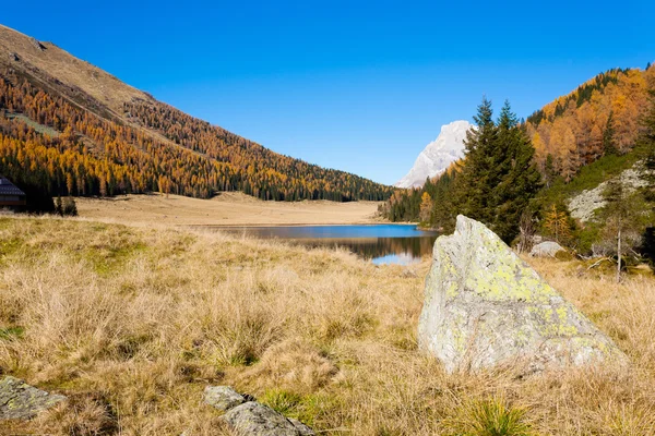 Панорама озера, осінь — стокове фото