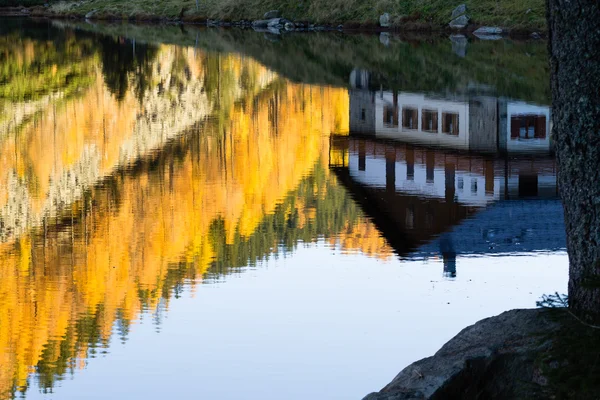 Haus spiegelt sich am See wider — Stockfoto