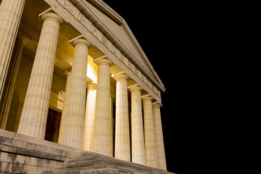 Canova Tapınağı gece görünümü. Roma sütunları