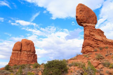 Dengeli rock, Arches National Park, Utah. Kırmızı kayalar