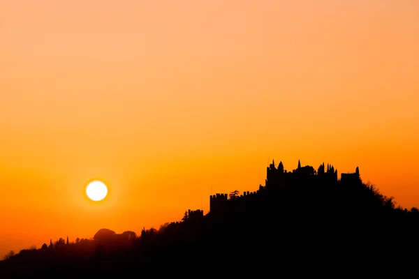 Castle silhouette vid solnedgången — Stockfoto