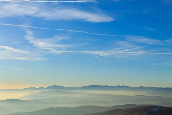 青い空の山トップ — ストック写真