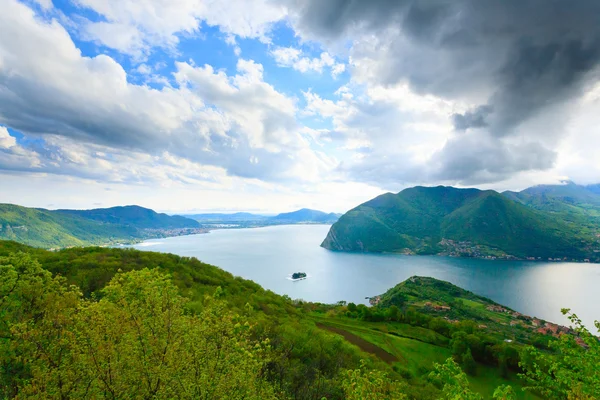 Sjön panorama från "Monte Isola", Italien — Stockfoto