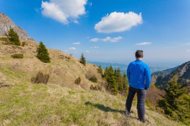 Dağın tepesindeki adam