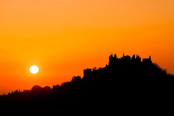 Silhouette del castello al tramonto — Foto Stock