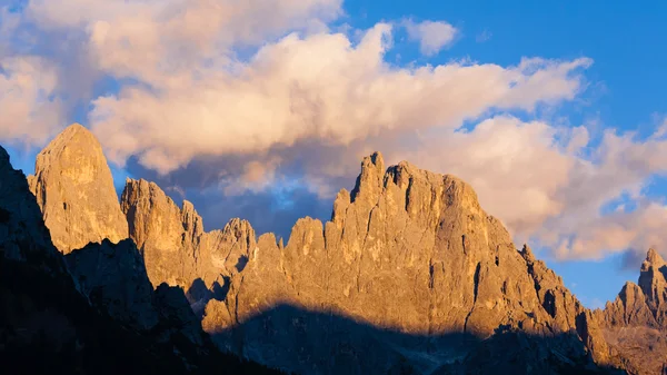 Haute montagne au crépuscule — Photo