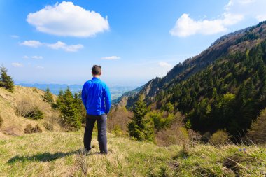 Dağın tepesindeki adam