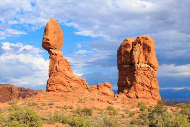 Dengeli rock, Arches National Park, Utah. Kırmızı kayalar