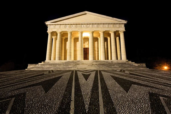 Temple of Canova night view. Roman columns — Stock Photo, Image