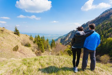 Bir dağın tepesinde genç Çift