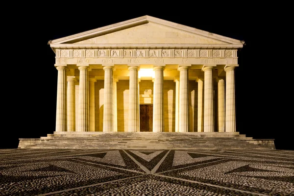 Canova templom éjszakai nézetet. A római kori oszlopok — Stock Fotó