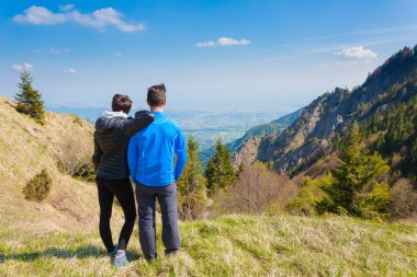 Bir dağın tepesinde genç Çift