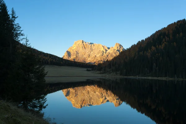 Reflexiones sobre el agua, panorama otoñal desde el lago de montaña — Foto de Stock