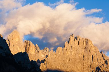 Alacakaranlıkta yüksek dağ