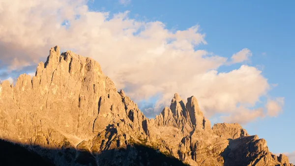 Alacakaranlıkta yüksek dağ — Stok fotoğraf
