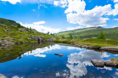 İtalyan dağ panorama, bulutlar yansıyan dağ gölü