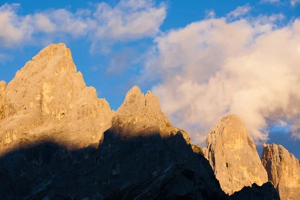 High mountain at twilight — Stock Photo, Image