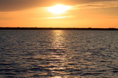 Sunset su üzerinde