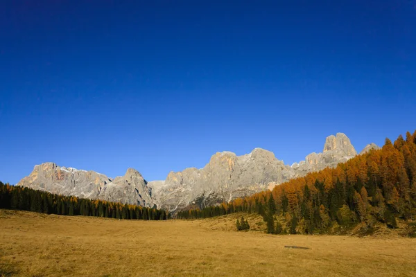 Panorama autunnale dalle Alpi italiane — Foto Stock