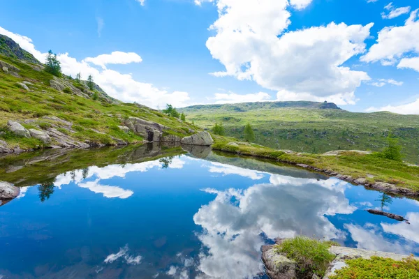 Panorama da montanha italiana, nuvens refletidas no lago alpino — Fotografia de Stock