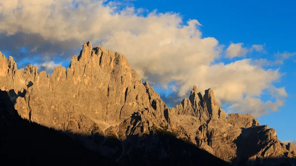 Alta montanha no crepúsculo — Fotografia de Stock