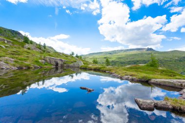 İtalyan dağ panorama, bulutlar yansıyan dağ gölü