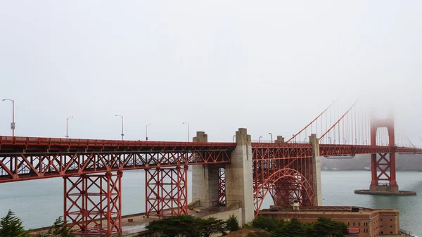 Golden gate Köprüsü ile sis — Stok fotoğraf