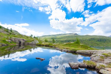 İtalyan dağ panorama, bulutlar yansıyan dağ gölü
