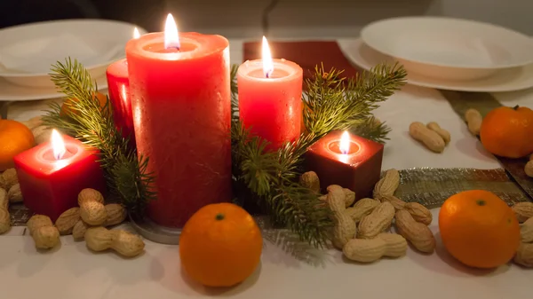 탁자 위에 놓인 크리스마스 장식들 — 스톡 사진