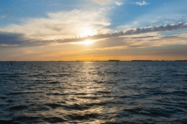 Sunset su üzerinde