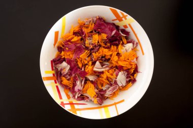 Siyah masa üzerinde havuçlu salata, üst manzara. Gıda arkaplanı