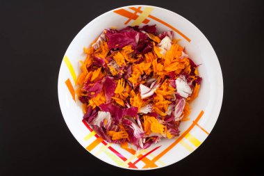 Siyah masa üzerinde havuçlu salata, üst manzara. Gıda arkaplanı