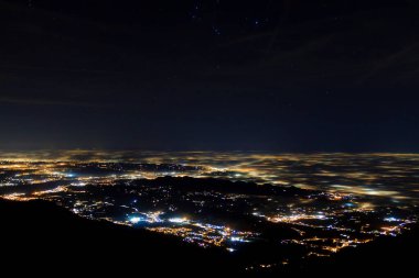 Düz aydınlatma kısmen sis ve yumuşak ışıklarla kaplı. Grappa Dağı, İtalyan manzarası