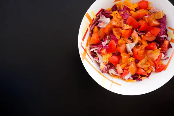 Salada Com Cenouras Tomates Mesa Preta Vista Superior Fundo Alimentar — Fotografia de Stock