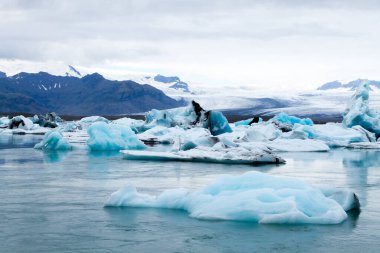 Jokulsarlon Buzul Gölü, İzlanda. Suda yüzen buzdağları. İzlanda manzarası