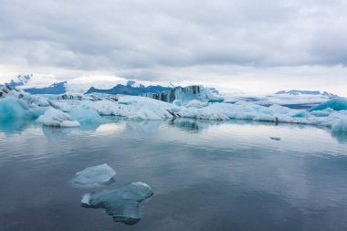 Jokulsarlon Buzul Gölü, İzlanda. Suda yüzen buzdağları. İzlanda manzarası