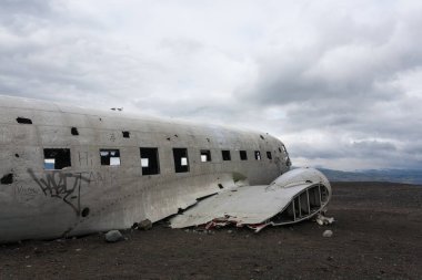 Solheimasandur uçak enkazı görüntüsü. Güney İzlanda simgesi. Sahilde terk edilmiş bir uçak.