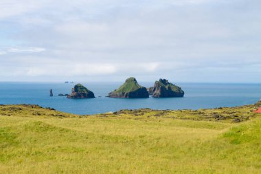 Westman Adaları plaj manzaralı ve arka planda Smaeyjar adaları var. İzlanda manzarası. Vestmannaeyjar