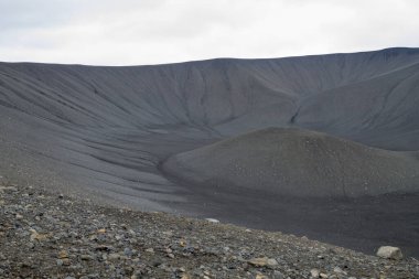 Hverfell Caldera yanardağ tepesi manzarası. Hverfjall, İzlanda simgesi