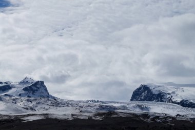 İzlanda 'nın Kverfjoll bölgesi yakınlarındaki Vatnajokull buzulu. Kverkfjoll Dağı