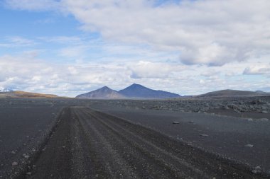 İzlanda 'nın orta dağları boyunca uzanan toprak yol. İzlanda manzarası. Yol F907
